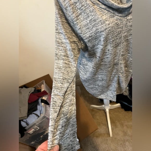 New w/o tags, size 1X, cowl neck top.grey heathered material - Picture 5 of 5